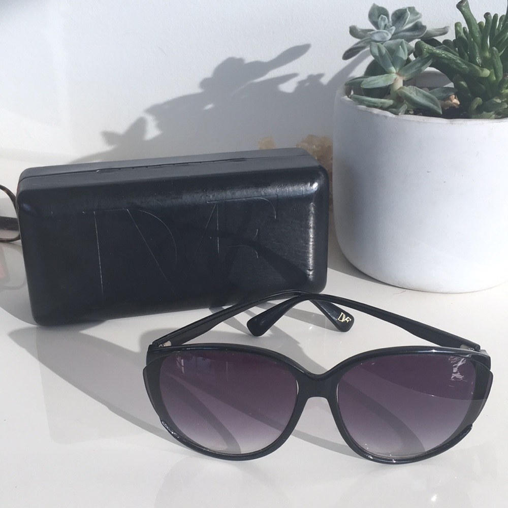 DVF black rounded cat eye sunglasses